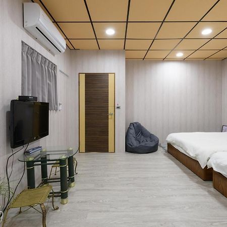 羅東夜市 小宅一生民宿 Night Market Small House Lifetime Hotel Луодонг Екстериор снимка