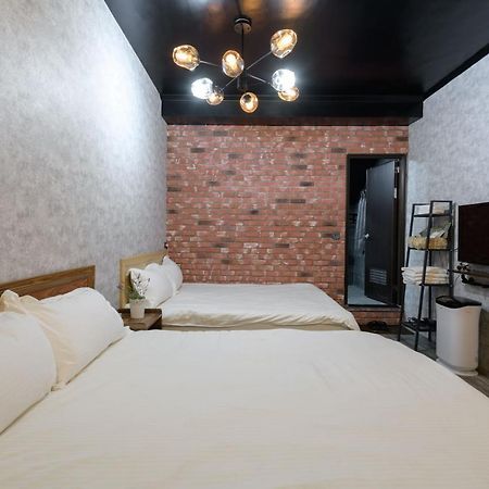 羅東夜市 小宅一生民宿 Night Market Small House Lifetime Hotel Луодонг Екстериор снимка