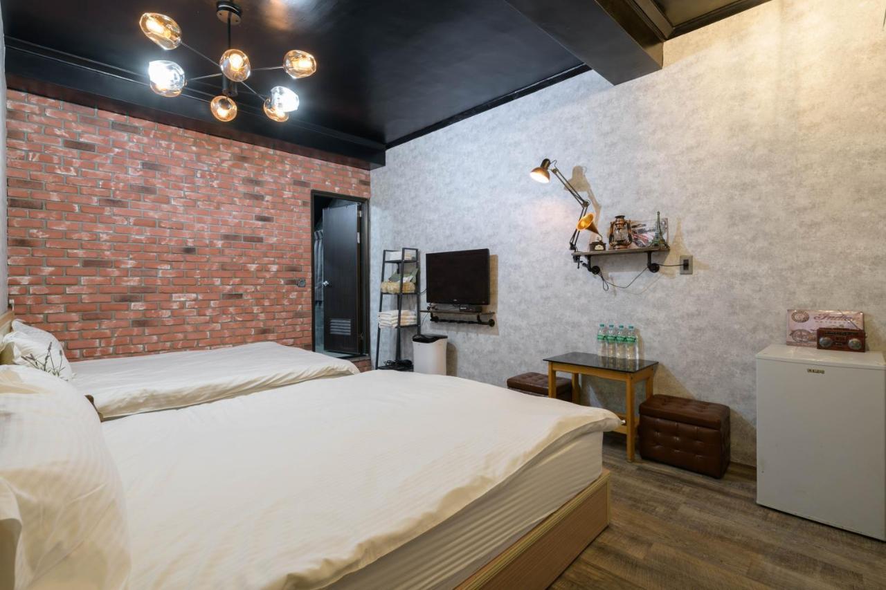 羅東夜市 小宅一生民宿 Night Market Small House Lifetime Hotel Луодонг Екстериор снимка