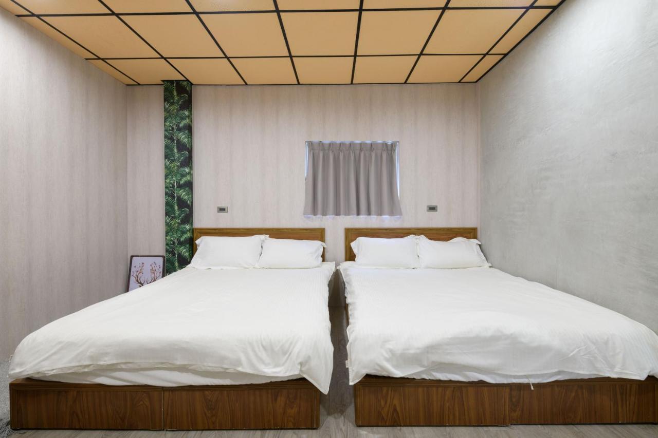 羅東夜市 小宅一生民宿 Night Market Small House Lifetime Hotel Луодонг Екстериор снимка
