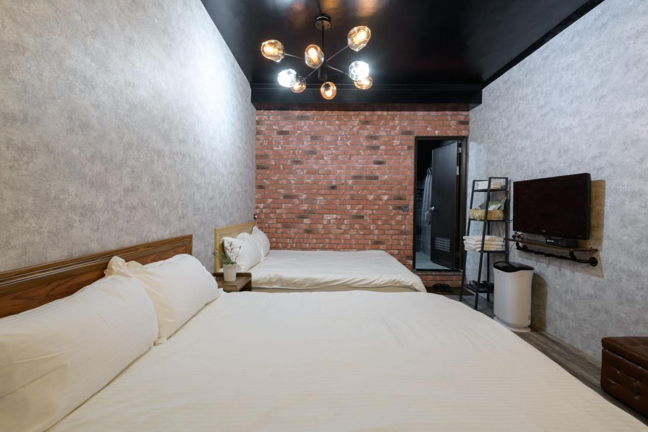 羅東夜市 小宅一生民宿 Night Market Small House Lifetime Hotel Луодонг Екстериор снимка